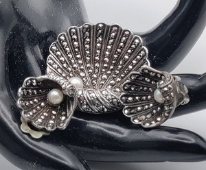 Sterling silver shell bracelet with pearls